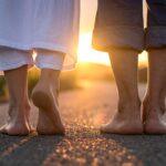 Rückenschmerzen durch Fußfehlstellungen: Ursachen erkennen & lösen auf foursuns.de